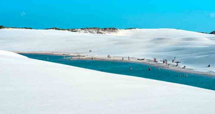turistas nas lagoas dos lencois maranhenses