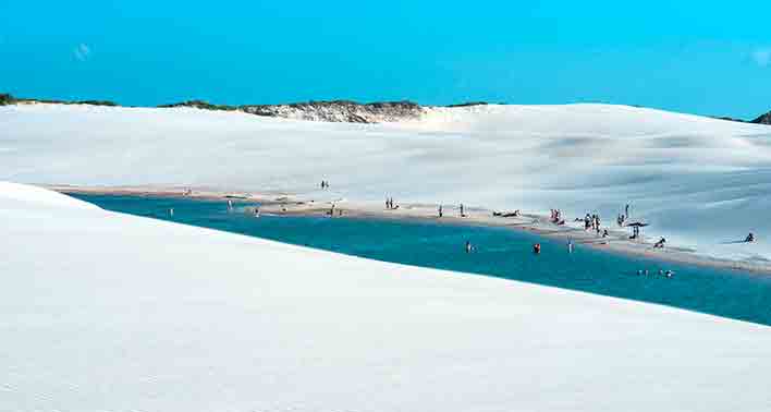 turistas nas lagoas dos lencois maranhenses