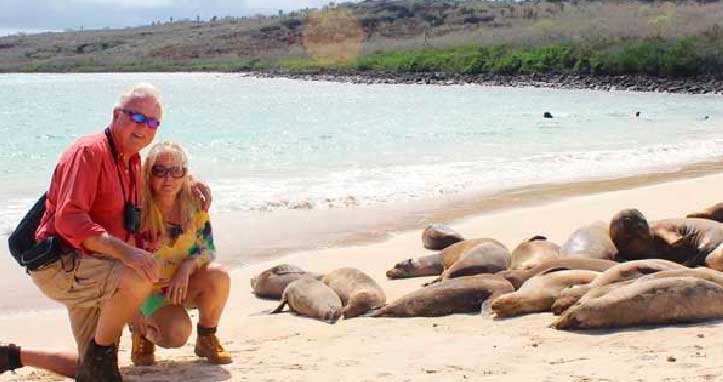 turistas com lobos-marinhos em galapagos