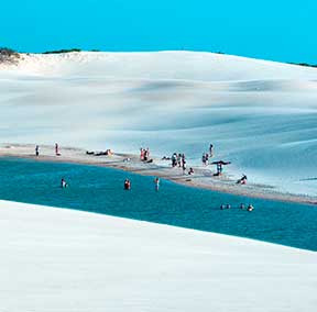 banho nas lagoas lencois maranhenses