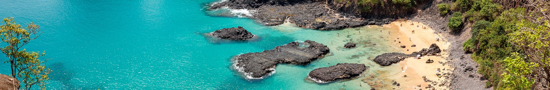 praia pequena em fernando de noronha