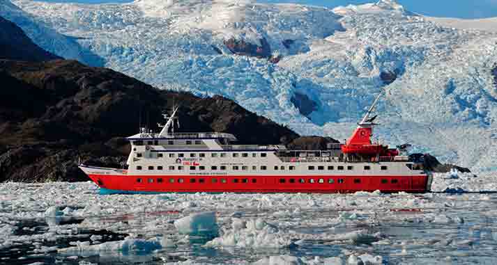 navio skorpios em meio aos glaciares