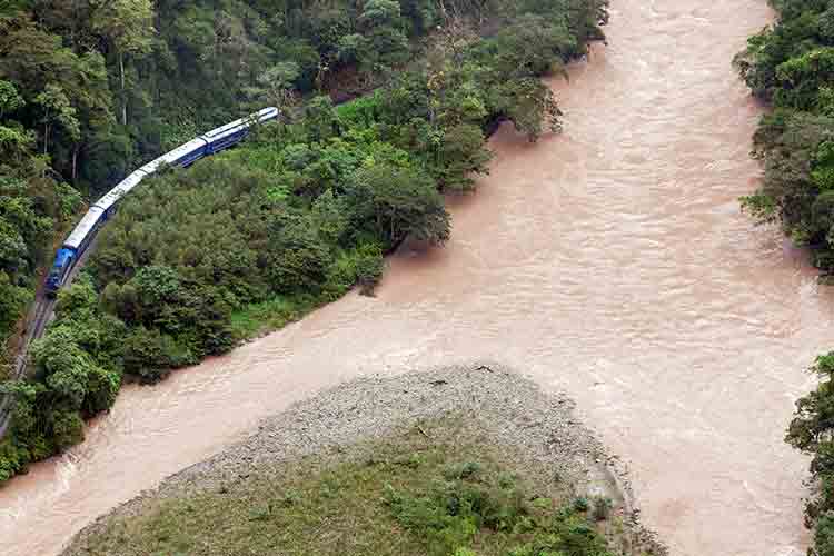 trem para machu picchi com rio urubamba