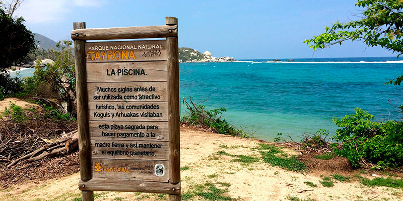 Praia de La piscina, com águas transparentes, localizada no Parque Tayrona