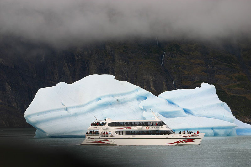 Detalhe de um catamarã na região do Glaciar Perito Moreno