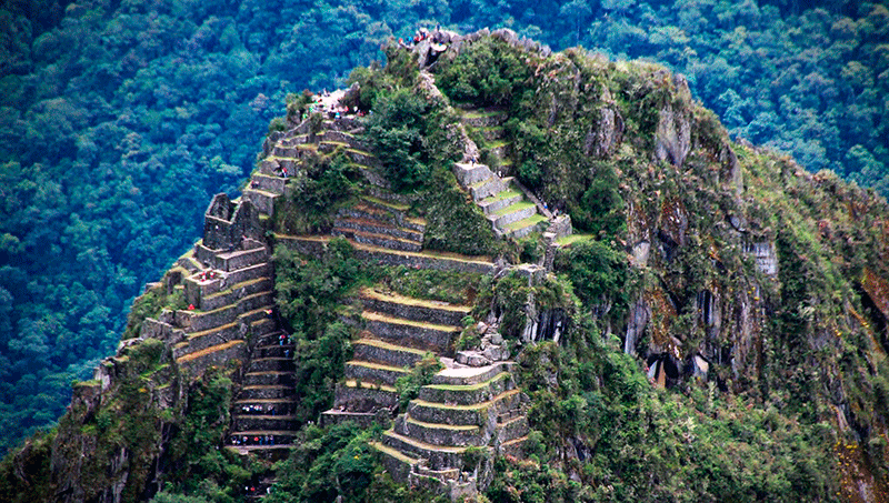 Huayna Picchu e suas ruínas e escadarias