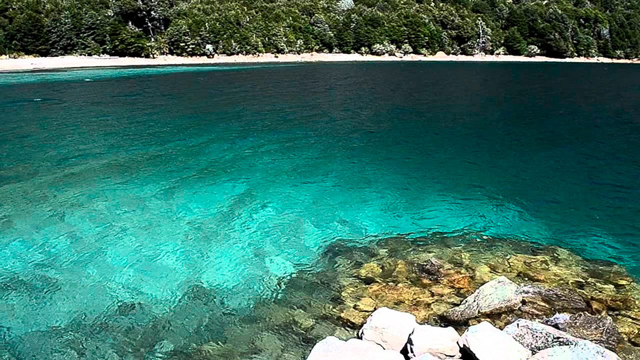 As águas cristalinas da Baia Lopez podem ser observadas em uma das rotas de Conheça as 7 melhores rotas de Trekking em Bariloche