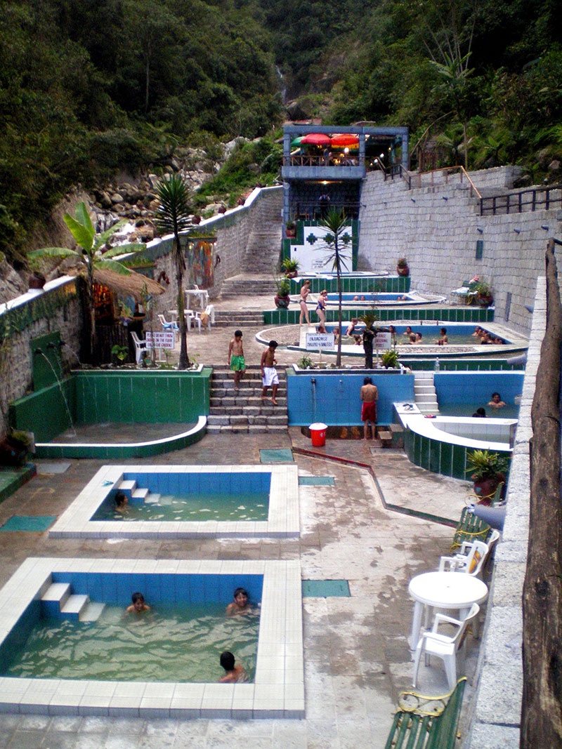 Piscinas de águas termais em águas calientes, uma boa pedida para um relaxamento e descanso após uma longa viagem