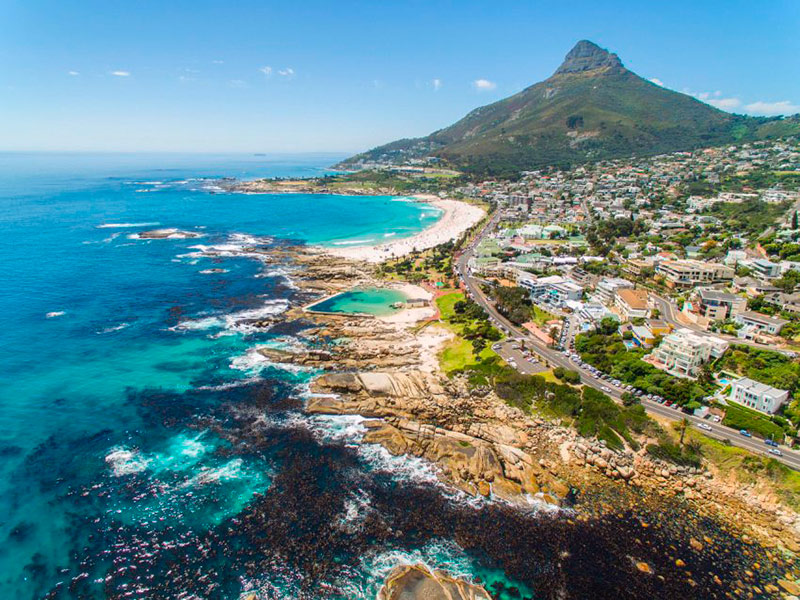 Vista aérea da praia de Camps Bay, uma das praias de Cape Town que todos devem conhecer