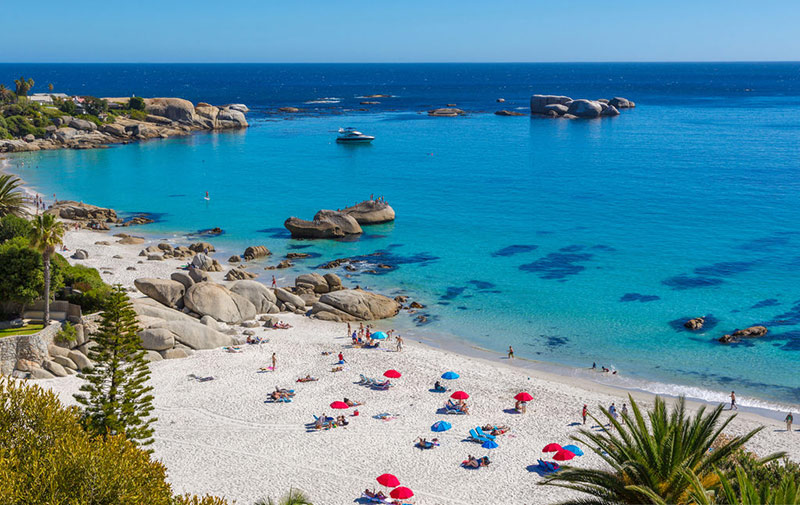 Uma das praias de Cape Town que oferecem uma vista maravilhosa: Clifton