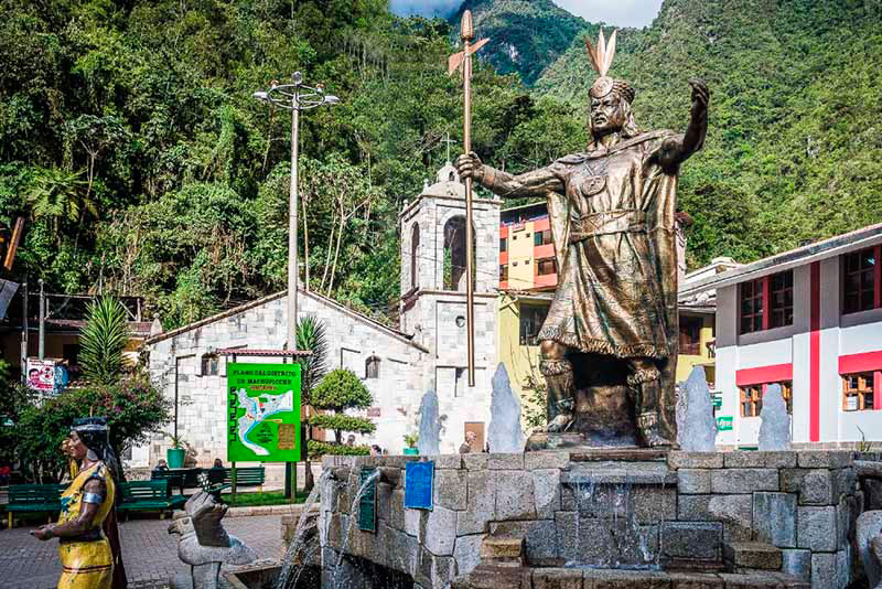 POrtal da cidade de Águas Calientes, lindas estátuas homenageando figuras Incas