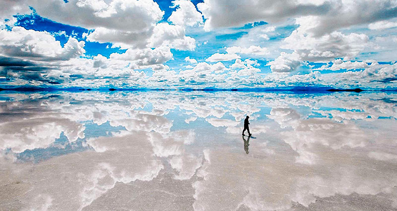 Um pacote de viagem te leva para conhecer lugares incríveis, como o salar de Uyuni