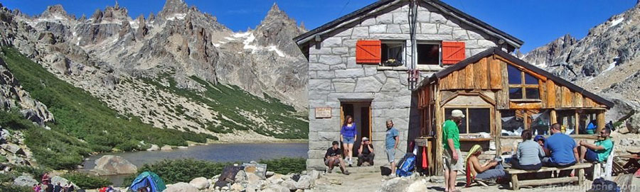 O refúgio frey é uma das opções de hospedagem durante Trekking em Bariloche