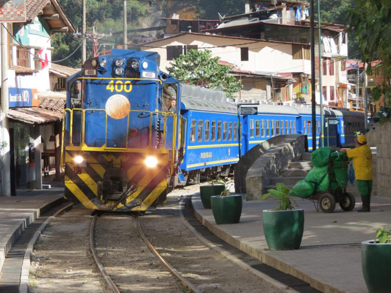 o trem chegando à Águas Calientes: um passeio incrível