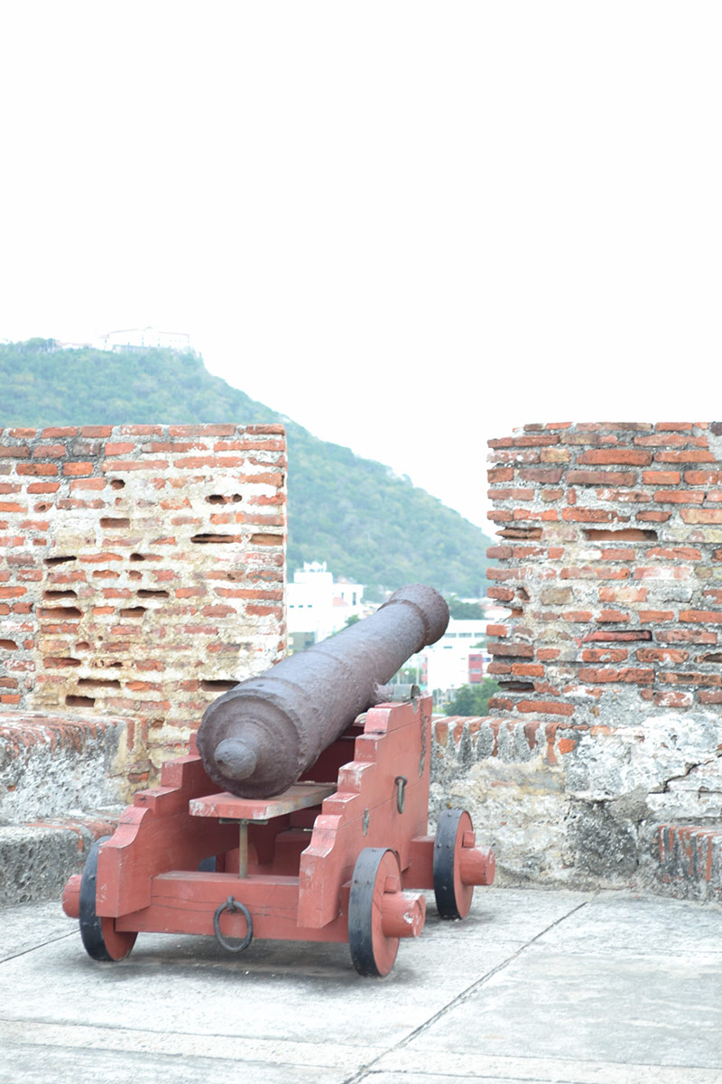 O Castelo de San Felipe Barajas é possível observar os canhões que faziam a segurança contra o ataque de inimigos e piratas
