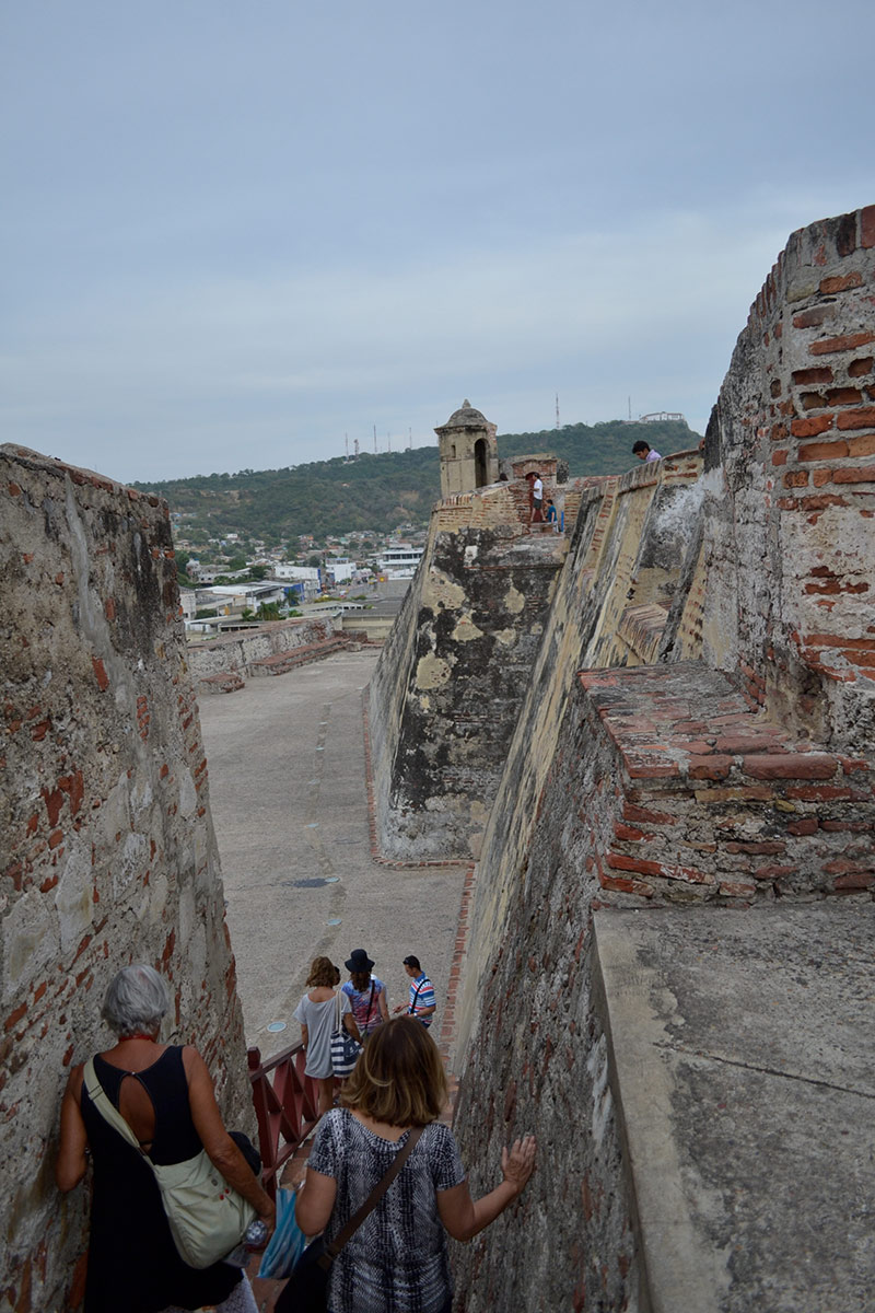 O Castelo de San Felipe Barajas fica localizado a poucos quilômetros do centro de Cartagena, e é possível chegar até caminhando