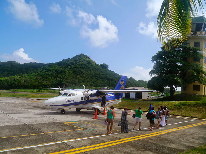 A ilha de providência possui um aeroporto, que facilita a chegada ao local.