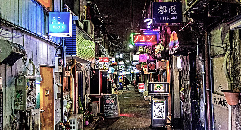 a vida noturna de Tóquio oferece muitas atividades, como bares e restaurantes