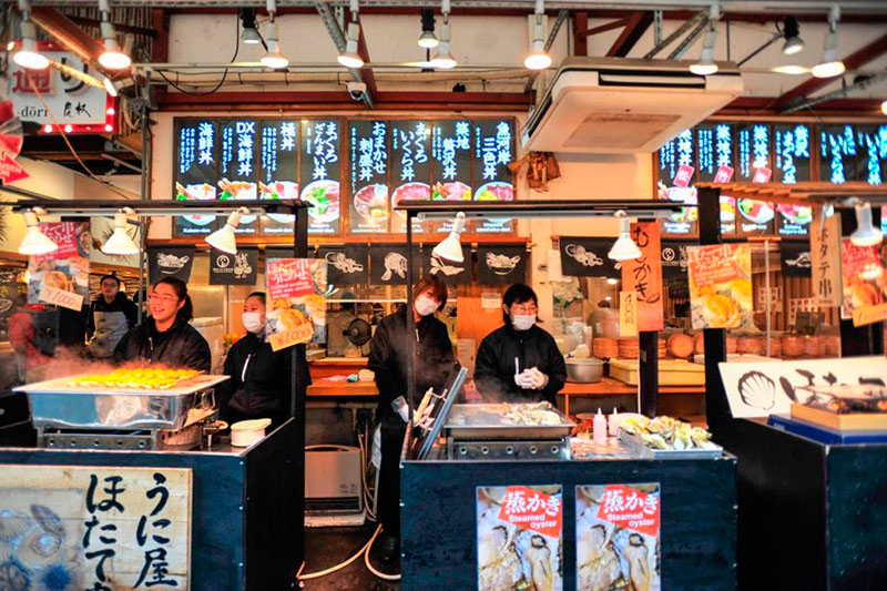 Tóquio: um dos pontos interessantes é o famoso mercado de peixes, com várias opções gastronômicas