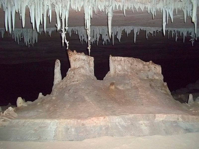 Chapada Diamantina: Estalagmites e estalactites podem ser observadas na gruta da torrinha