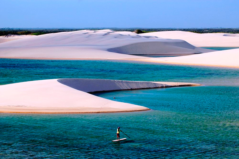 Lençóis Maranhenses: por entre as dunas formam-se lagoas de águas azuis belíssimas e ideais para o descanso