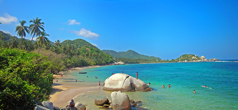 O parque tayrona fica localizado no caribe colombiano e reserva muitas surpresas dentre sua densa mata e águas claras