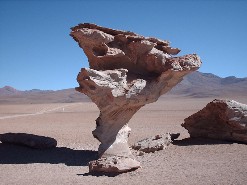 Salar de Uyuni: esculturas de pedra desenhadas pelo vento são encontradas durante o percurso até o salar