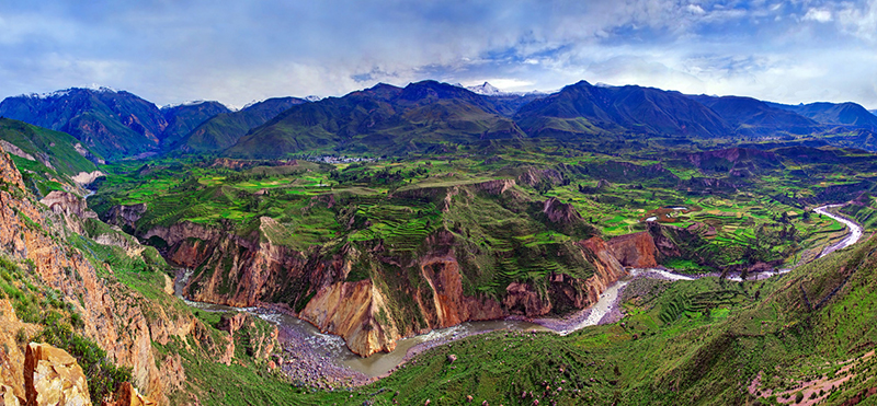 Viagem para Arequipa: o Canyon del Colca é fascinante com sua paisagem e altura, de onde se pode observar os pássaros em seus vôos