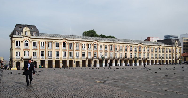 V: Praça Simon Bolivar e suas construções belas