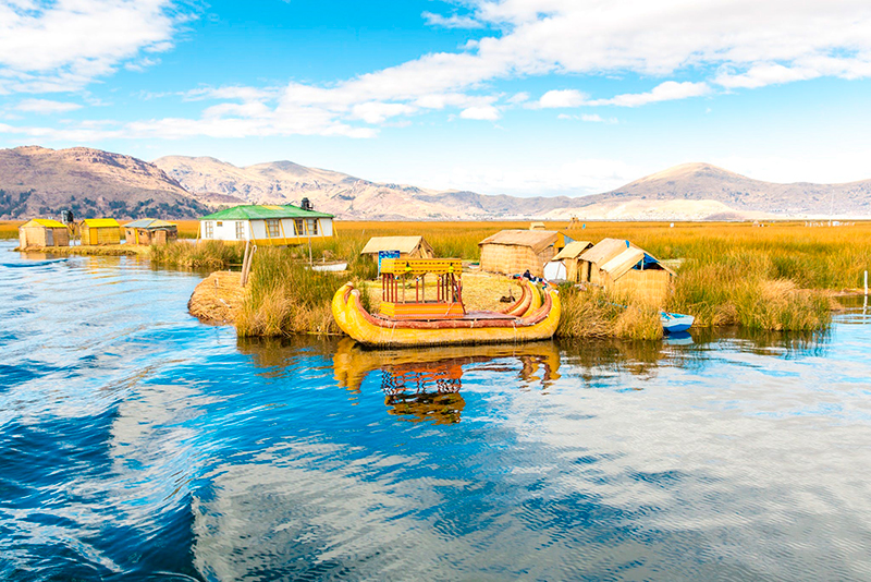 Lago Titicaca: POdem ser visitadas as ilhas flutuantes constuídas pelos povos que habitam a região
