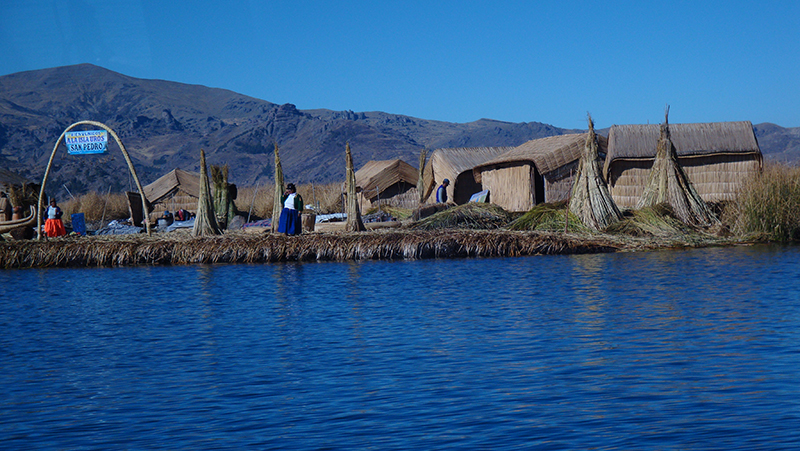 Lago Titicaca: Um enorme lago navegável localizado entre o Peru e a Bolívia