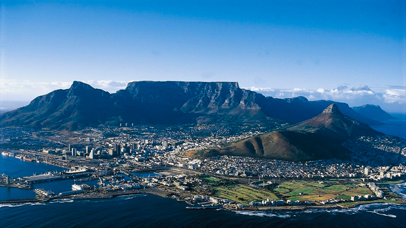 Turismo na África do Sul: A Table Mountain é uma enorme montanha que pode ser observada de toda a cidade