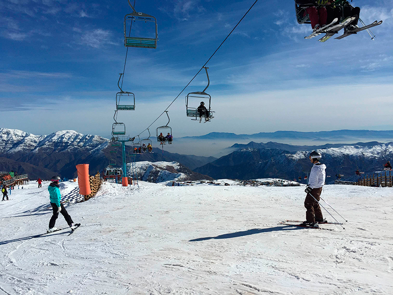 Viagem na América do Sul: esquiar é uma das atividades de lazer para toda a família no Chile