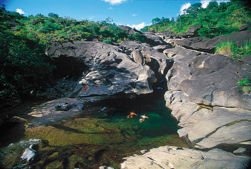 O que fazer na Chapada dos Veadeiros? se refrescar nas águas dos poços do vale da lua