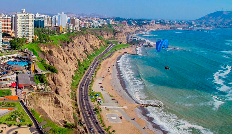O que fazer no Peru? Se banhar nas águas do Pacífico em Lima