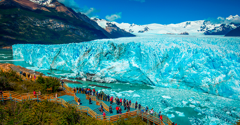 Fazer uma viagem para a Patagônia é se encantar com a imensodão do Glaciar Perito Moreno