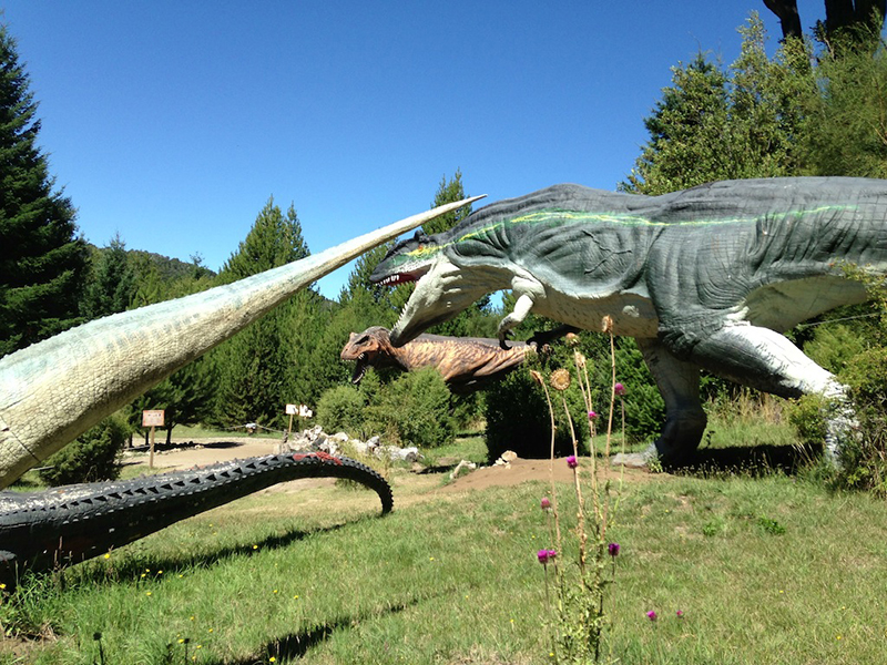 Bariloche para brasileiros: um parque temático sobre a era jurássica cheia de enormes réplicas