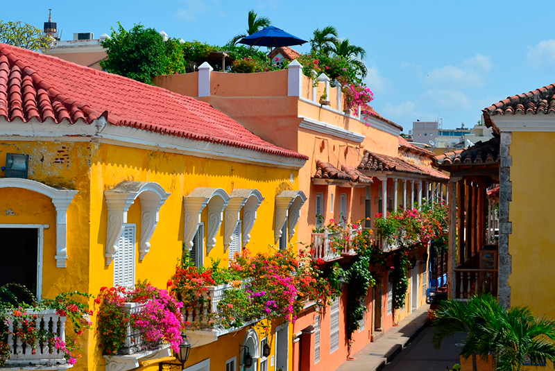 Caribe colombiano: Cartagena é conhecida pelas suas belas cores encontradas nas construções