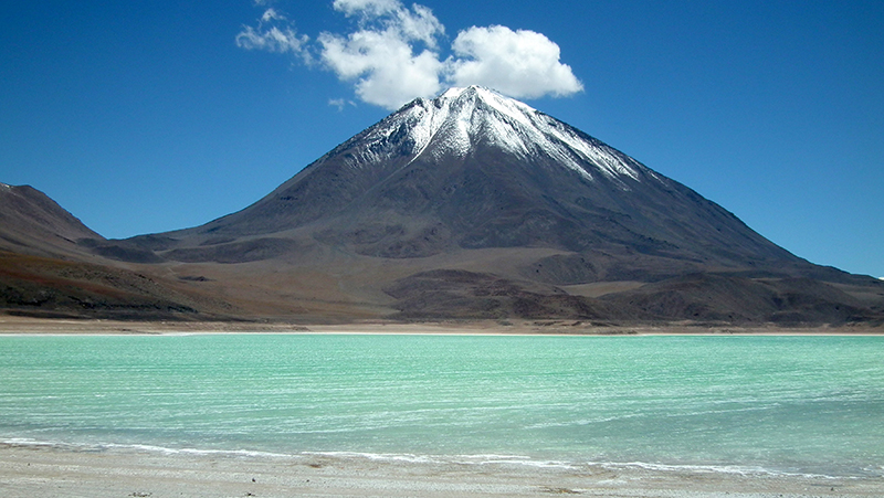 Deserto de Atacama: O vulcão Licancabur encanta a todos com sua imponência em meio ao deserto
