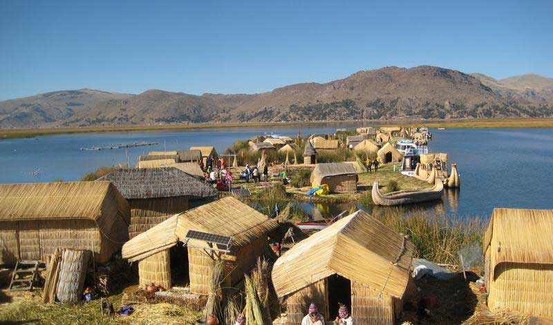 Pontos turísticos do Peru: As ilhas Flutuantes são construções de palha
