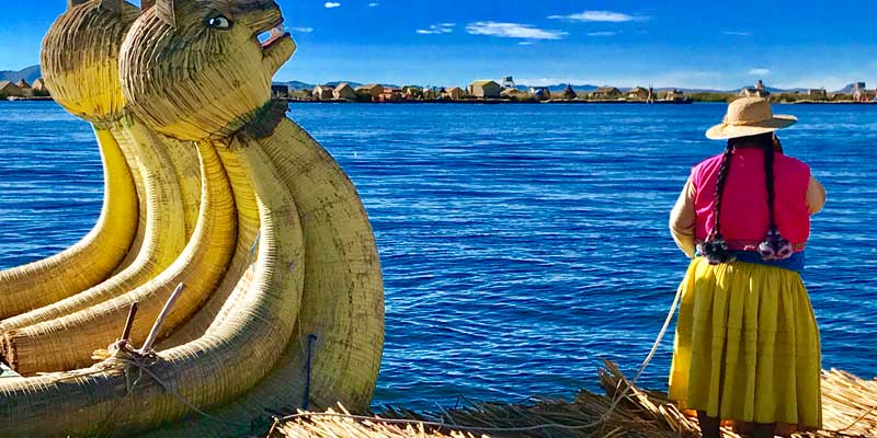 ilha flutuante de uros no lago titicaca