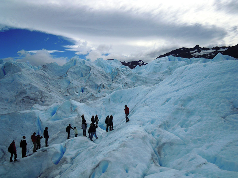 Glaciar Perito Moreno: Caminhar pelo glaciar é uma das atividades que podem ser feitas no local