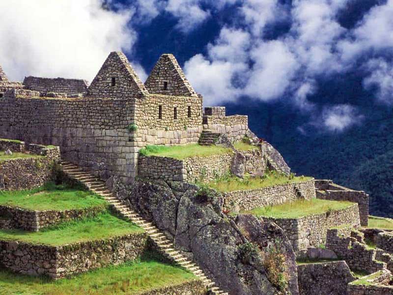 São muitas ruínas de uma cidade inca chamada Machu Picchu