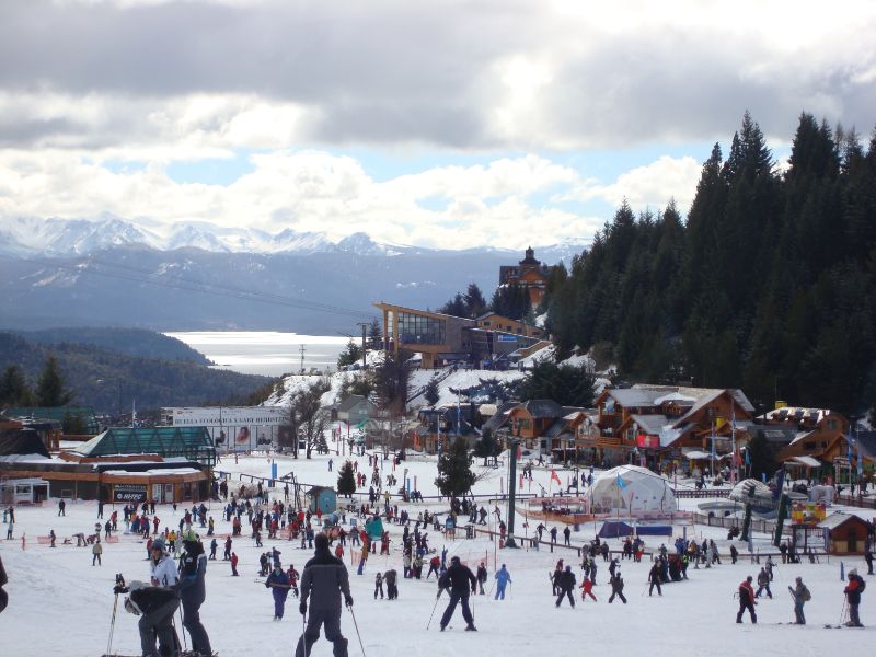 Inverno na Patagônia: Curtir os grandes centros de esqui é uma alternativa de passeio em Bariloche