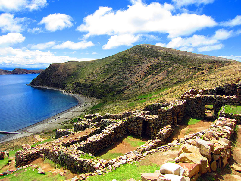 Onde fica o Lago Titicaca? Um lugar mágico que preserva a cultura e história peruana e boliviana