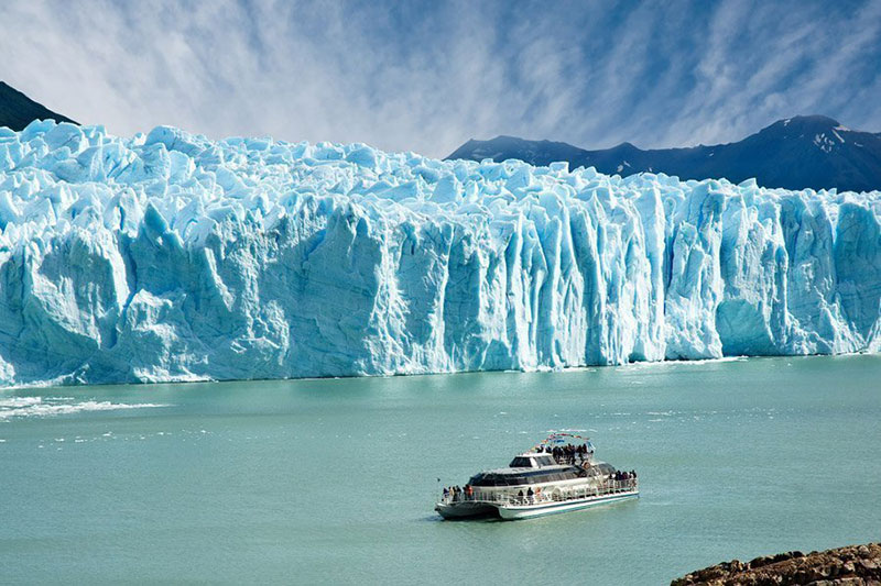Navegar pelo Lago Argentino é uma boa ideia para conhecer Perito Moreno de Perto