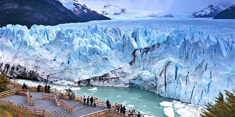 Pelas passarelas se tem uma excelente vista do glaciar