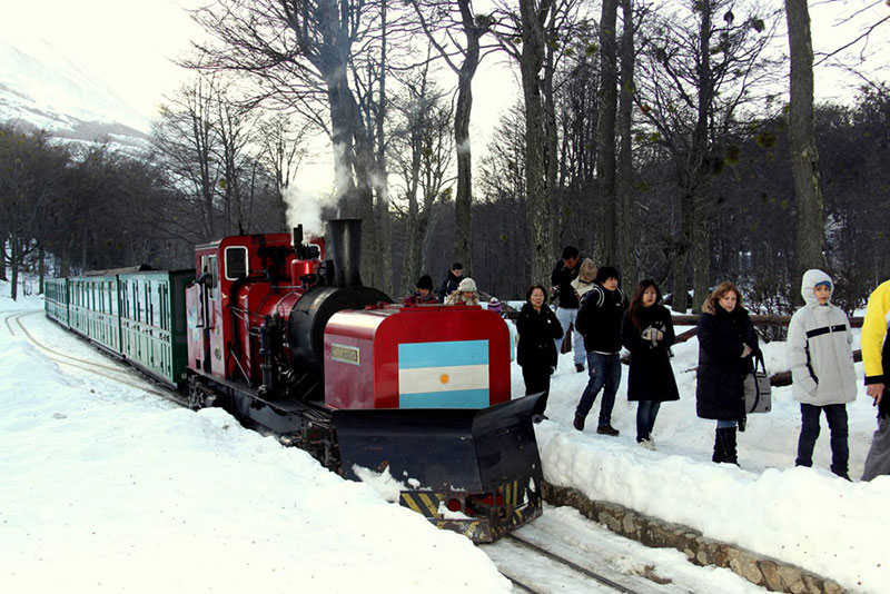 Dentro do Parque Nacional Terra do Fogo há o trem do fim do mundo