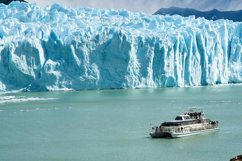 Navegar pelo Lago Argentino é um dos passeios para incluir no Pacote para El Calafate