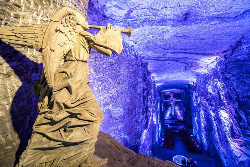 A Catedral de Sal fica na cidade vizinha, é uma atração imperdível